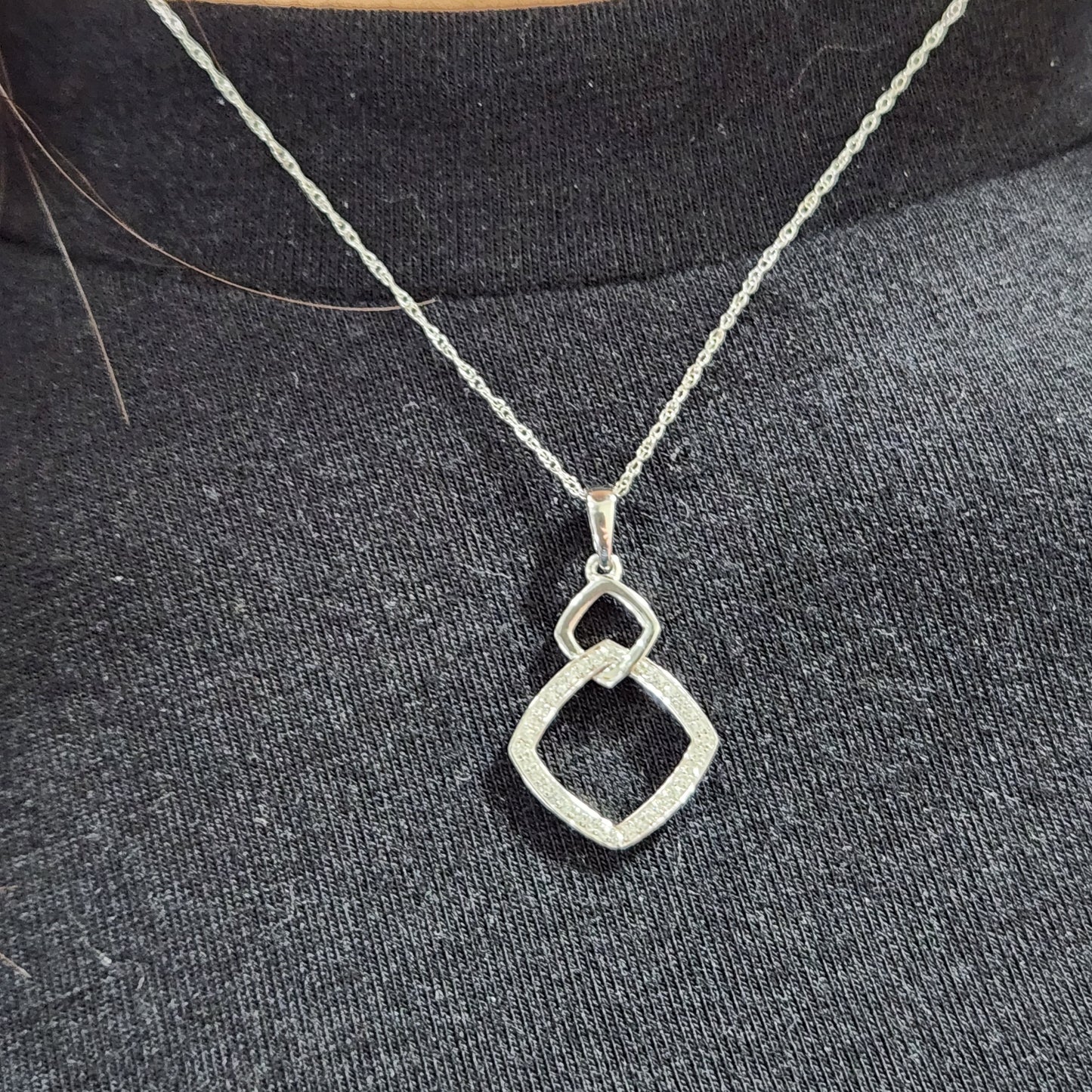 10K Gold Interlocking Diamond Shape Pendant Necklace