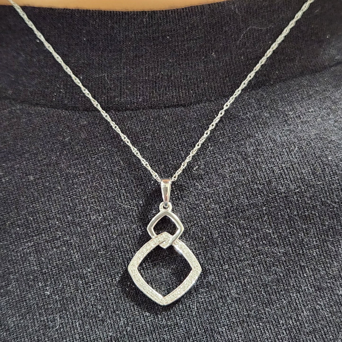10K Gold Interlocking Diamond Shape Pendant Necklace